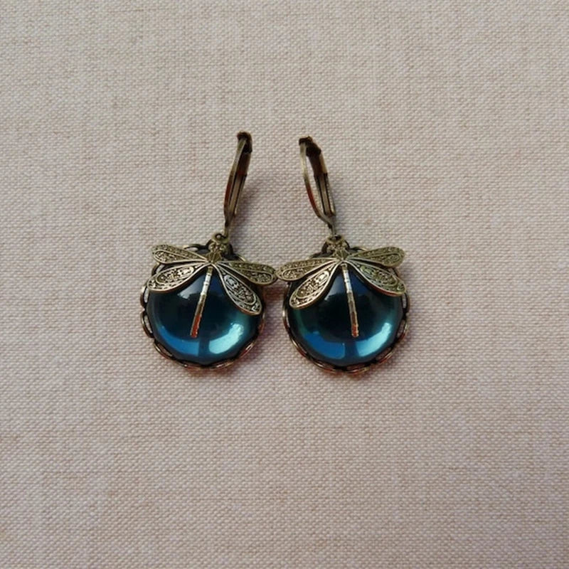 Bollformade trollsländeörhängen i antikguld – elegant vintage-look