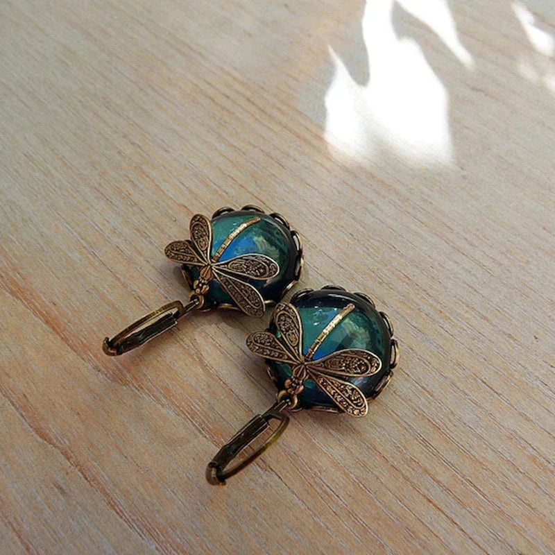 Bollformade trollsländeörhängen i antikguld – elegant vintage-look