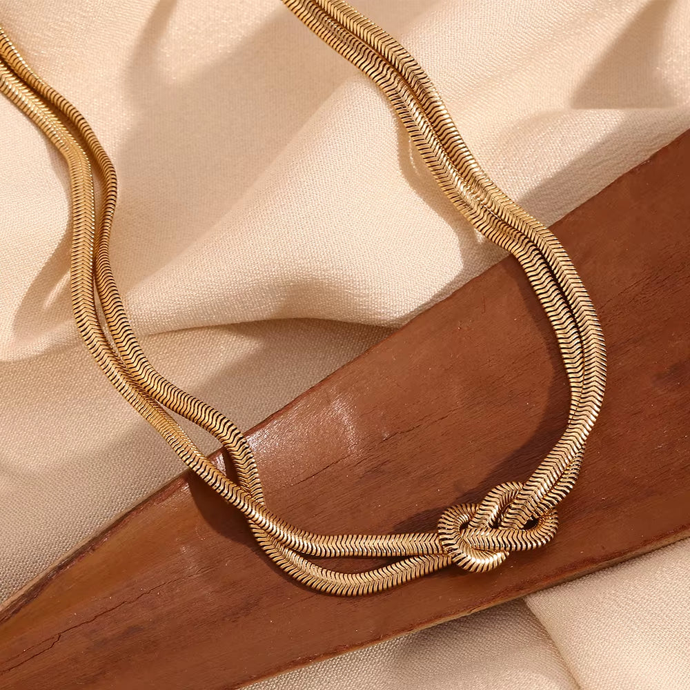 Halsband i ormkedja med dubbla knutar