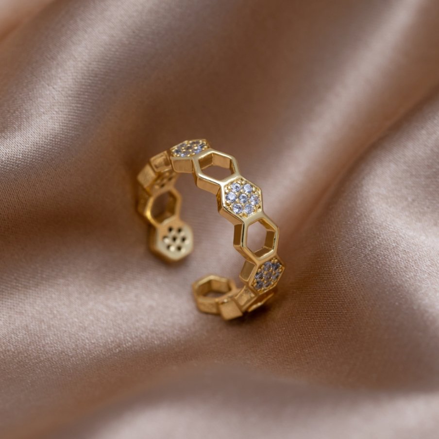 Friederike – Elegant guldring med pärlaccent.