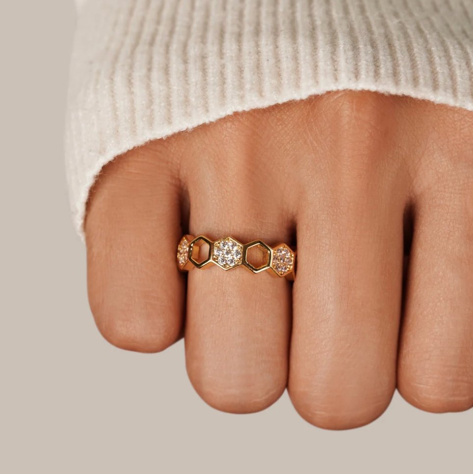 Friederike – Elegant guldring med pärlaccent.