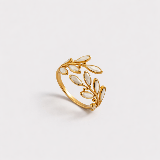 Livia – Justerbar ring med strålande vit opal och gyllene detaljer