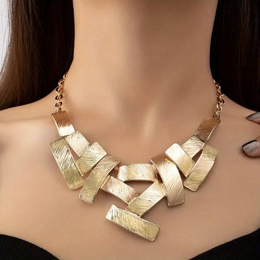 Vinkelrikt statement-chokerhalsband