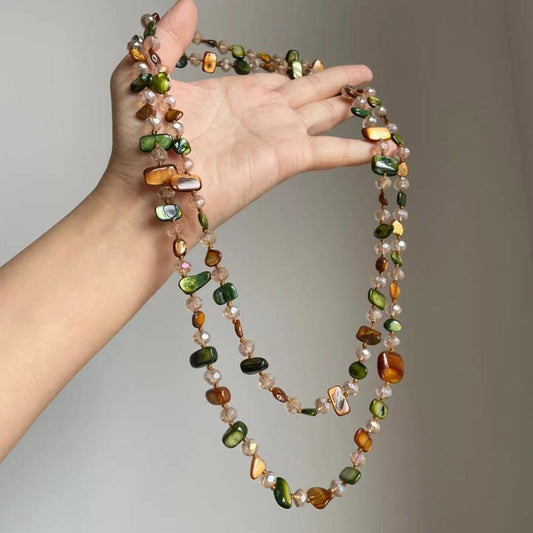 Halsband av pärlor och snäckor