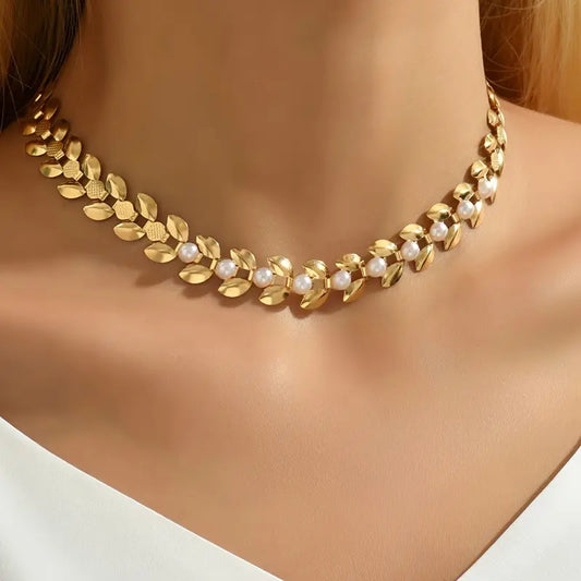 Pärlchokerhalsband med lövdesign