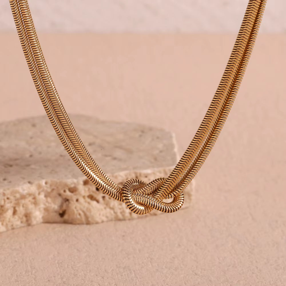 Halsband i ormkedja med dubbla knutar