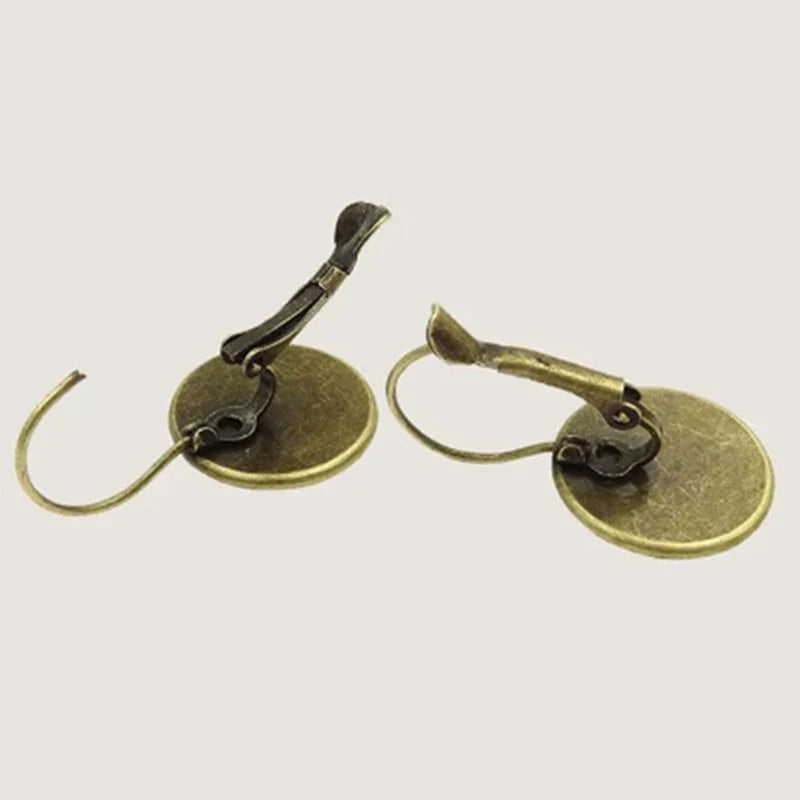 Retroörhängen: Blå skata i glaskupa