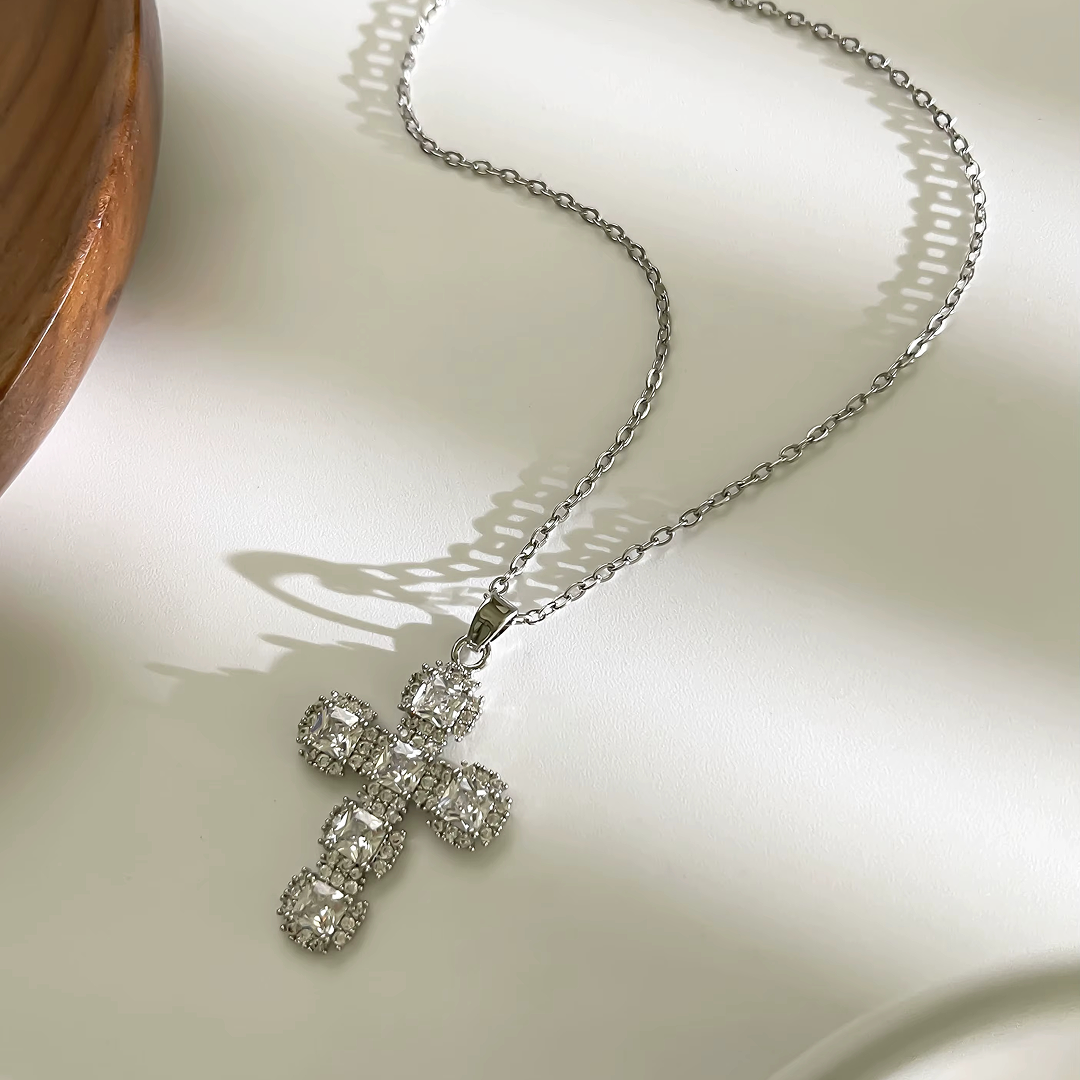 Halsband med diamantkorslänk