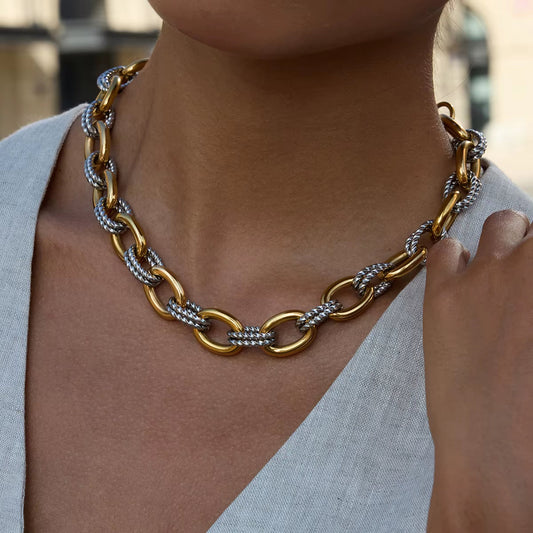 18K halsband med två ovala diamanter