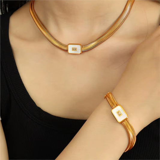Halsband med ormkedja och fyrkantigt hänge