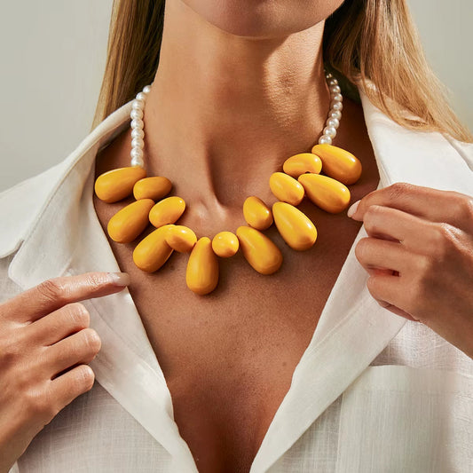 Gult pärlhalsband i chokersstil