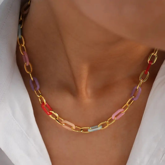 Halsband med växlande regnbågsfärgade pappersklämmor