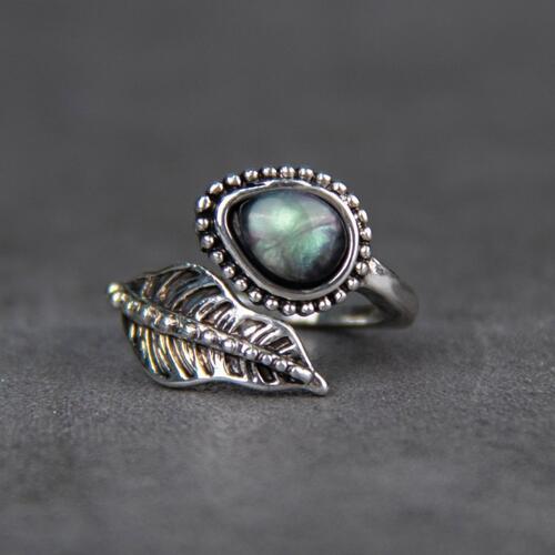 Elegant bypassring med månsten och filigranbladdesign