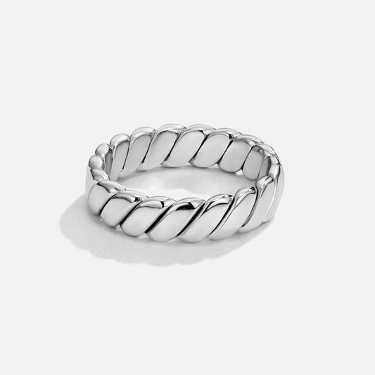 Sabine – Flätad silverring med elegant yta