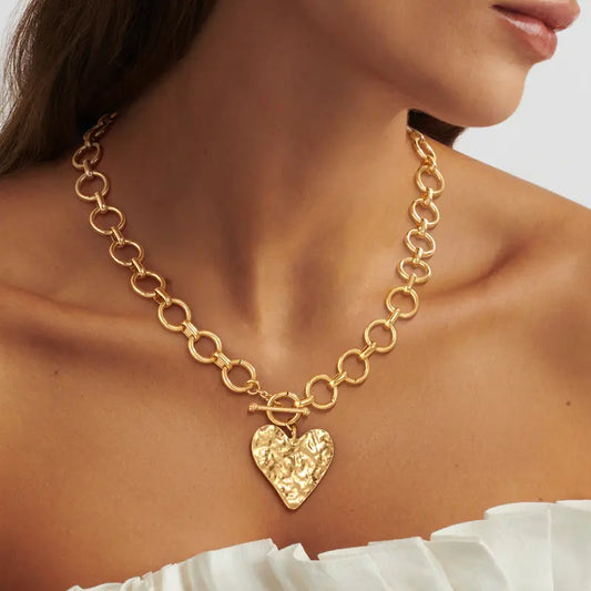 Texturerat hjärtformat halsband med toggle-lås