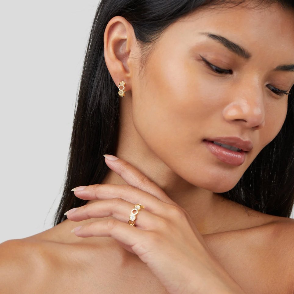 Friederike – Elegant guldring med pärlaccent.