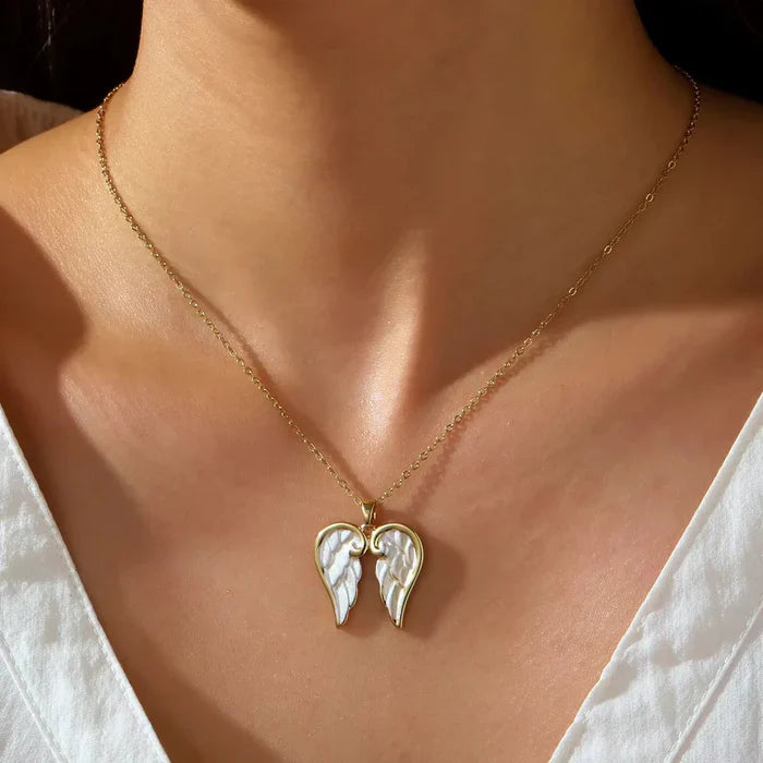 Pärlhalsband med ängelvinge