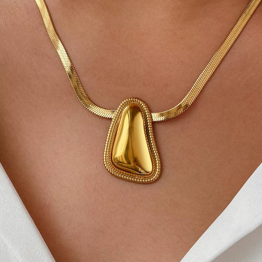 Triangel ormkedja halsband