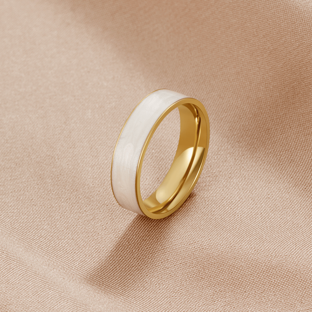 Sahara vit bandring - elegant vit ring i en enkel banddesign