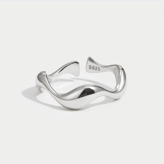 Clara – Elegant silverring med en strukturerad yta