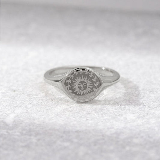 Rosa silverring med blomsteraccent – ett elegant smycke med blomsterdetalj