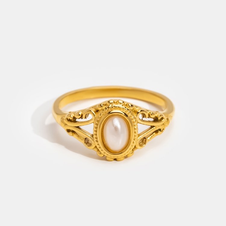 Nora – gyllene statementring med en elegant, böjd linje