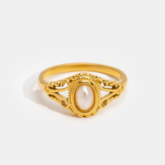 Nora – gyllene statementring med en elegant, böjd linje